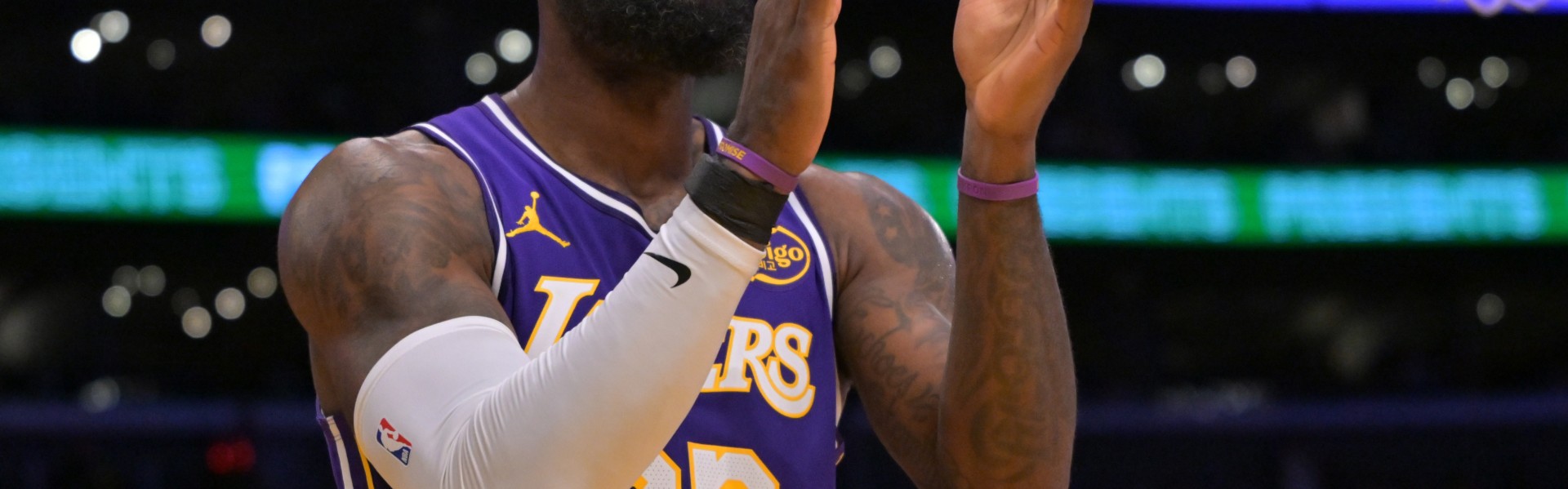 九游娱乐-詹姆斯给湖人带来了很多闹剧 但别忘了 是他把球队从泥潭中拉出来