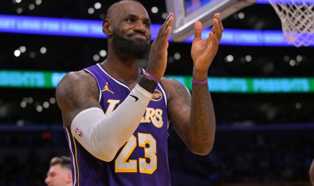 九游娱乐-詹姆斯给湖人带来了很多闹剧 但别忘了 是他把球队从泥潭中拉出来