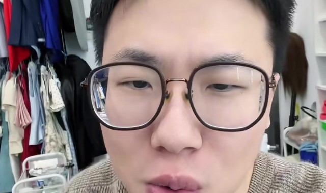 九游娱乐城-解说：詹姆斯今天失误太多&amp;确实老了 里夫斯真厉害&amp;休赛季咋续约