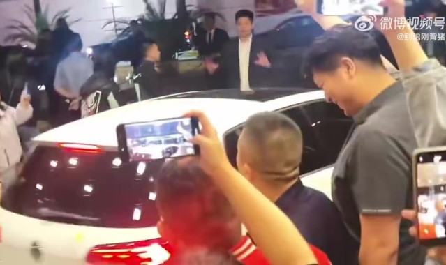 九游娱乐-有温度！潘江赛后向远征北京客场的山西球迷深深鞠了一躬