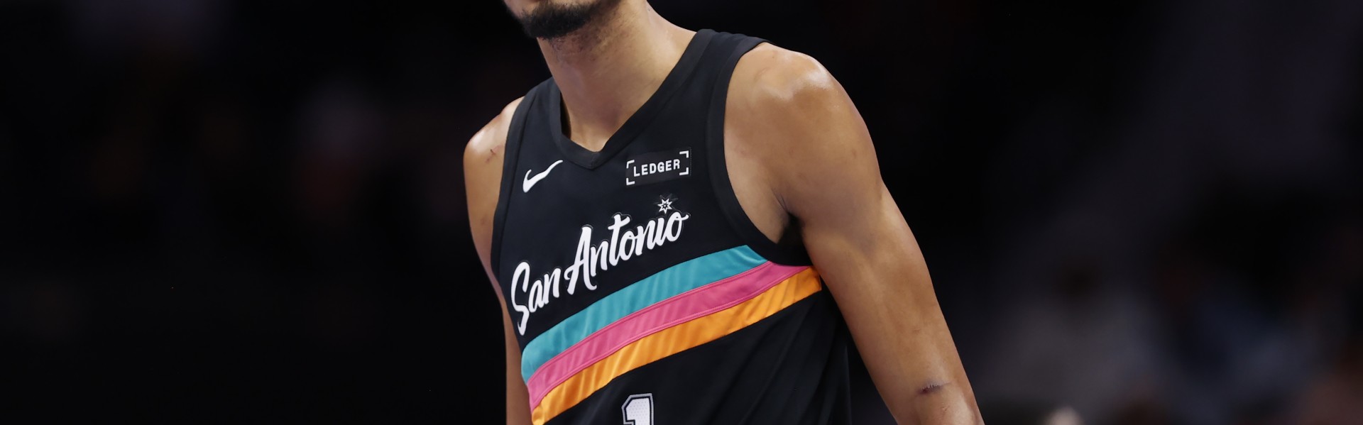 官方网站-文班亚马：克劳福德是我最爱看的球员之一 他是很棒的导师